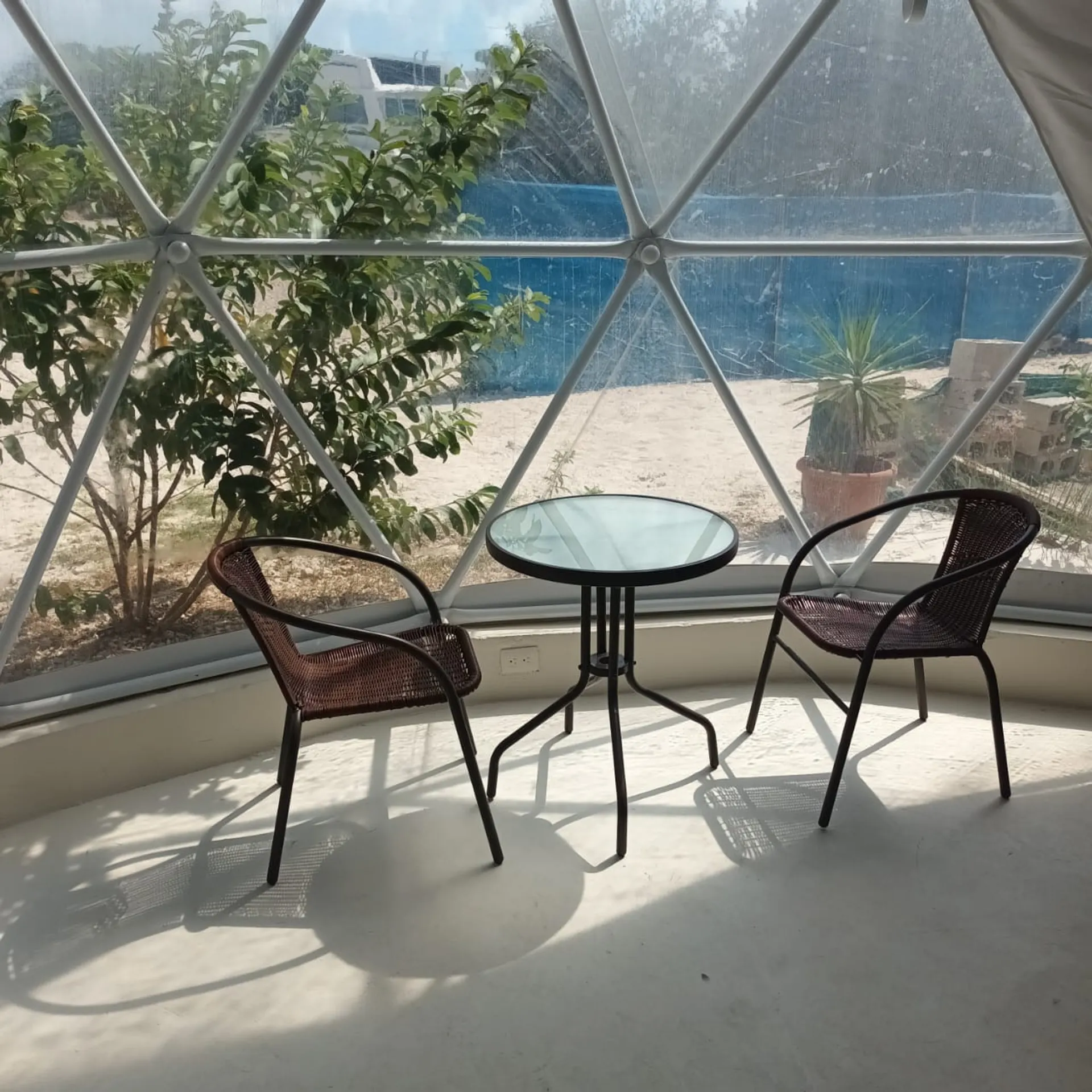 foto interior hospedaje silla con fondo la pared transparente